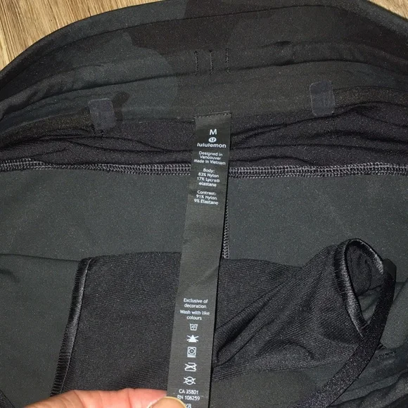 LULULEMON NWOT DARK CAMOUFLAGE LEGGINGS WITH DRAWSTRING N SIDE POCKETS SIZE MED